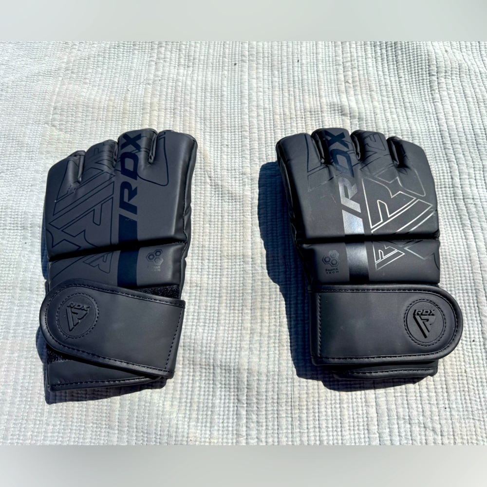 🚨PART OF 4 for 20🚨 Kara RDX boxing sparring gloves 4oz size medium black